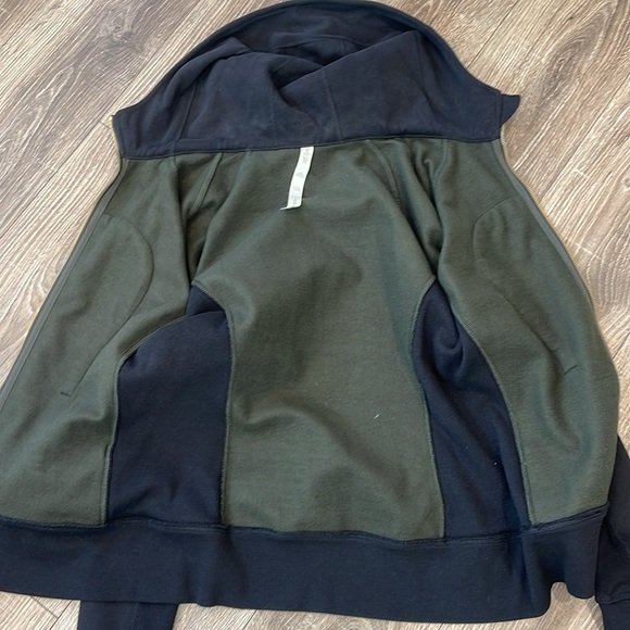 Black Lululemon Full Zip-Up Hooded Sweatshirt with thumbholes size 10 - Picture 6 of 6